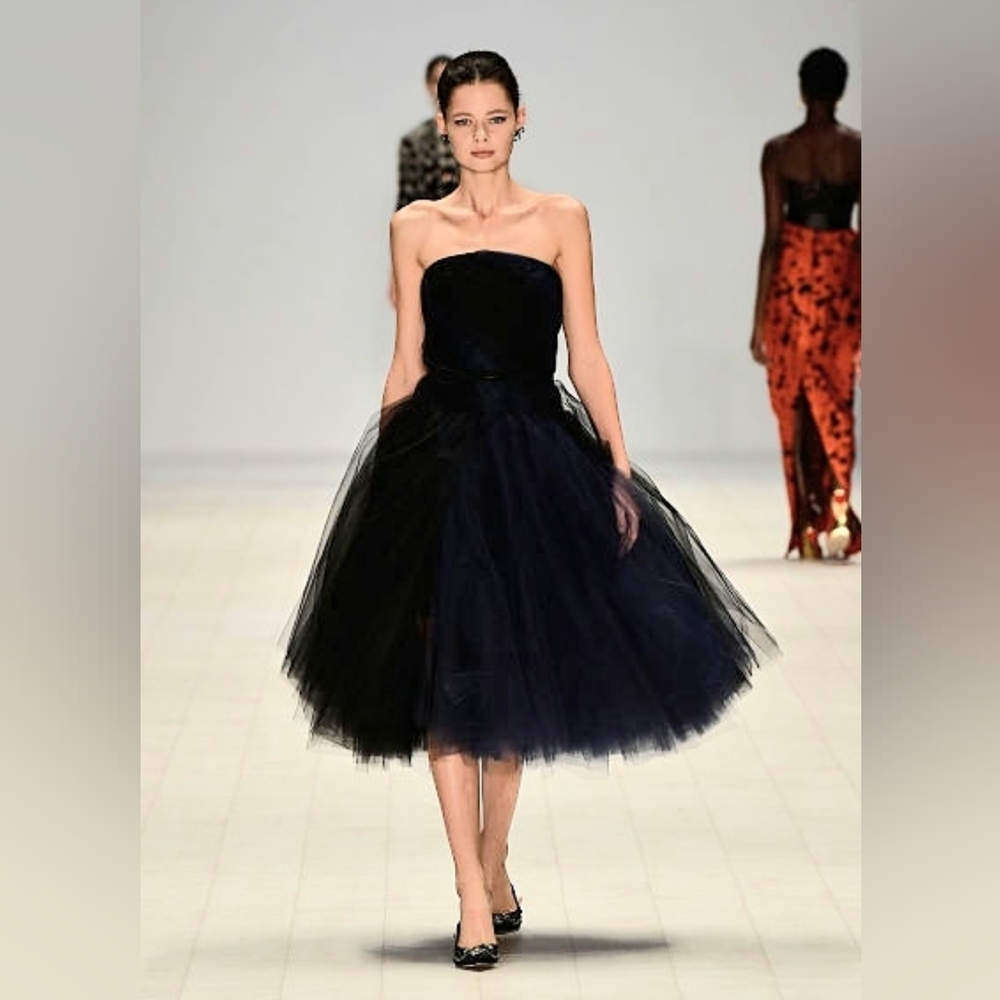 ○$5,700 OSCAR DE LA RENTA EXCLUS SILK LINED BLUE BLACK TULLE RUNWAY DRESS US 0
